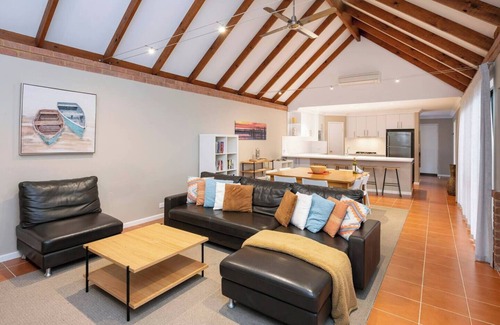 Dunsborough House | Clearwater Cosy Comforts Steps from the Beach