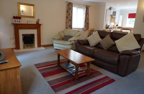 Shanklin Cottage | Clematis Cottage, Country Setting, 10 min walk to beach, Family Friendly.