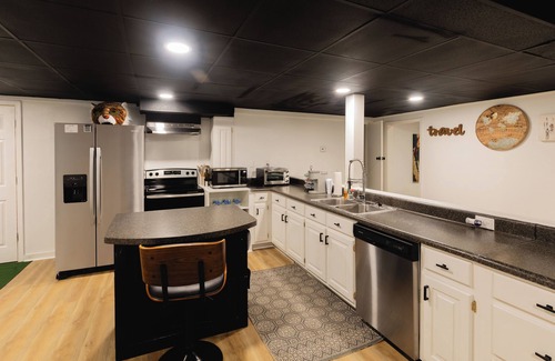 Clemson Apartment | Clemson 3BR Family-Friendly Near Stadium with 75” TV and Indoor Putt Green