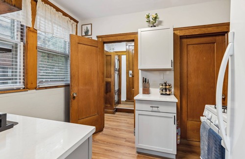 Cleveland House | Cleveland Castle- Unbeatable proximity to CWRU, UH, & The Best of the East Side