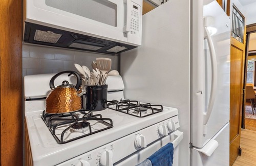 Cleveland House | Cleveland Castle- Unbeatable proximity to CWRU, UH, & The Best of the East Side