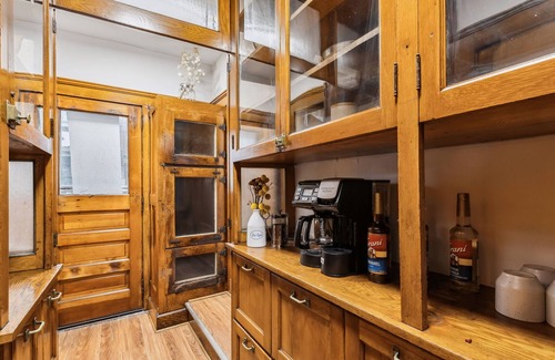 Cleveland House | Cleveland Castle- Unbeatable proximity to CWRU, UH, & The Best of the East Side