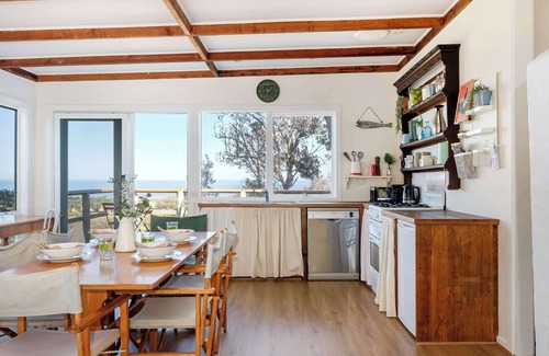 Flinders House | Cleversley Cottage - Ocean Views, Pets, Golf