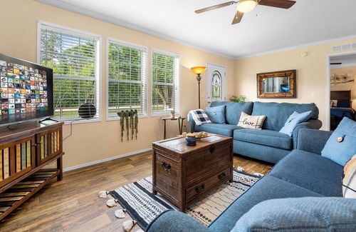 Clewiston House | Clewiston is known as "America's Sweetest Town. Relax with the whole family! nn