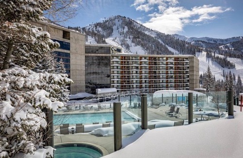 Salt Lake Mountain Resorts Condo | Cliff Lodge Snowbird King BDRM w/Sofabed 3/4th to 3/8th ski in/ski out sleeps 4