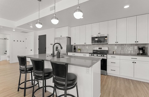 St. George Condo | Cliff Side Retreat: Resort Indoor/Outdoor Pool, Basketball + Pickleball