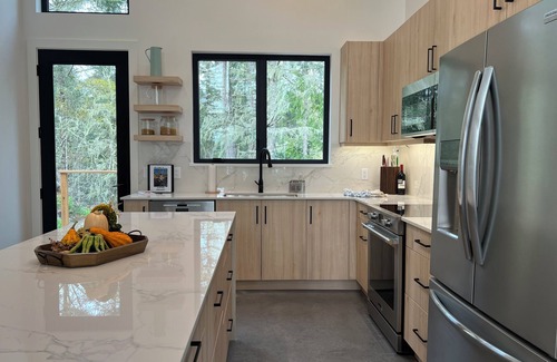 Juan de Fuca Electoral Area House | Cliffside Hideaway: Luxurious, Peaceful, with Gorgeous views Over the Ocean