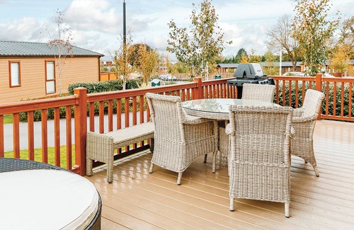 Cheddar Ski Chalet | Clifton Elegance Lodge 3