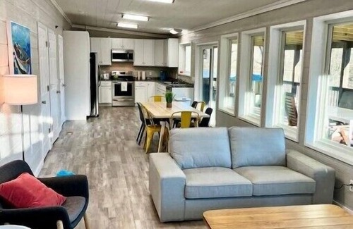 Kingston House | Clinch River Getaway - A lakefront retreat, just 5 minutes from grocery.n
