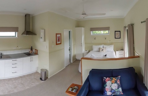 Clive Cottage | Clive Colonial Cottages - 300m from Bike trails