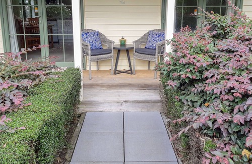 Clive Cottage | Clive Colonial Cottages - 300m from Bike trails