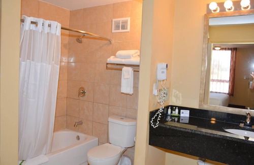Florida Center Hotel | Close to Attractions! Comfy Unit, Pool, Shuttle to Parks, Parking, Breakfast