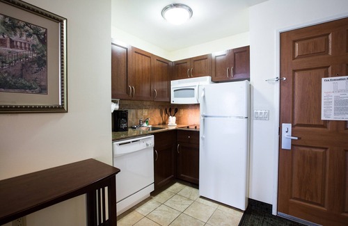 Montopolis Condo | Close to Austin Airport | Free Breakfast + Outdoor Pool + Free Wi-Fi