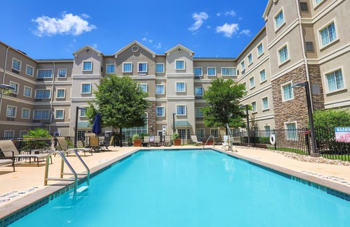 Montopolis Condo | Close to Austin Airport | Free Breakfast + Outdoor Pool + Free Wi-Fi