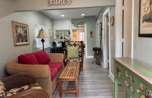 Lake Worth House | Close to Beach Key West Style House Fenced Backyard Deck Grill Firepit