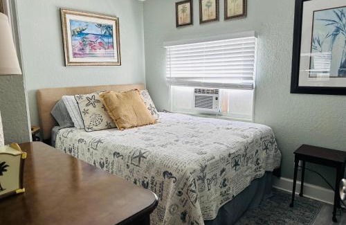 Lake Worth House | Close to Beach Key West Style House Fenced Backyard Deck Grill Firepit