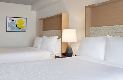 Florida Center Hotel | Close to Best Attractions in Town! Convenient Room, Onsite Parking, Pool!