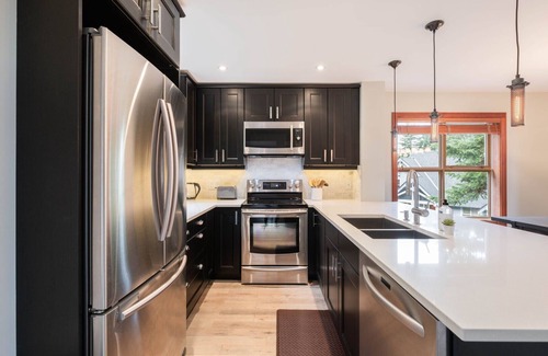 Blackcomb Condo | Close to Blackcomb | Hot tub | BBQ | Free parking