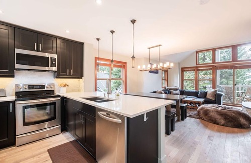 Blackcomb Condo | Close to Blackcomb | Hot tub | BBQ | Free parking
