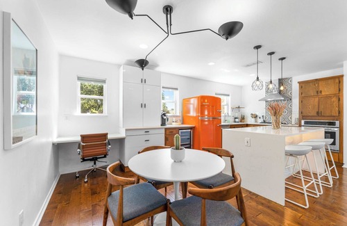 Oak Forest House | Close to Domain,DT,Shopping | Chic & Serene | 3BR