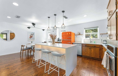 Oak Forest House | Close to Domain,DT,Shopping | Chic & Serene | 3BR