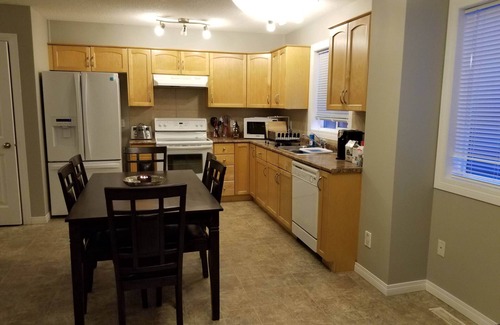 North Central Edmonton House | Close to Downtown. 5bedrms with 2 full kitchen and 2 laundry facilities
