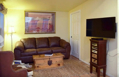 Neartown Cottage | Close to downtown, great restaurants, wine bars, universities and Med Center