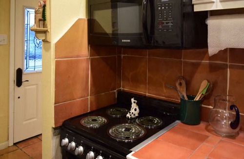 Neartown Cottage | Close to downtown, great restaurants, wine bars, universities and Med Center