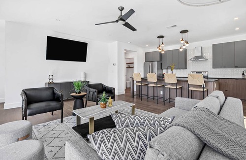 Rosewood House | Close to Downtown, Stylish, Pool - Avante-Garde