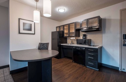 Fossil Creek Hotel | Close to Fort Worth Museum of Science and History! 2 Contemporary Units, Parking