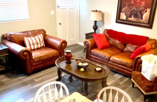 Hickory House | Close to Hickory, 3br 1.5ba Carport and free cable TV!