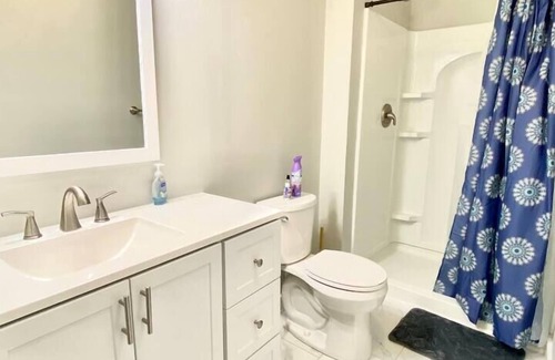 Hickory House | Close to Hickory, 3br 1.5ba Carport and free cable TV!