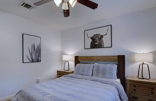 West Oak Hill House | CLOSE TO IT ALL w/POOL -10 min downtown-15 to airport.