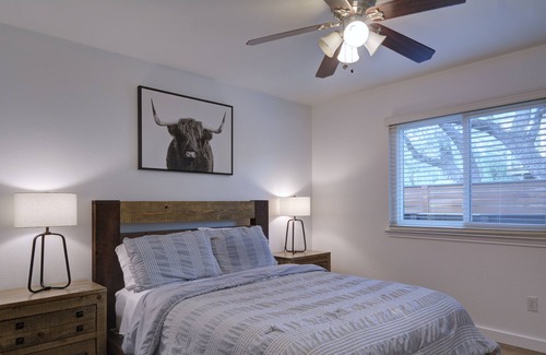 West Oak Hill House | CLOSE TO IT ALL w/POOL -10 min downtown-15 to airport.