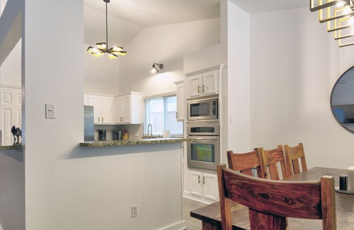 West Oak Hill House | CLOSE TO IT ALL w/POOL -10 min downtown-15 to airport.