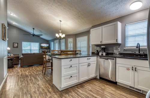 Pigeon Forge Ski Chalet | Close to Pigeon Forge and Dollywood One Story 2 bedroom dog Friendly