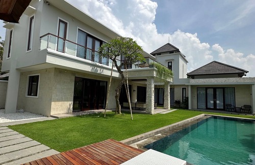 Sanur Kauh Villa | Close to Sanur main destinations, the beach, shops, bar and restaurant
