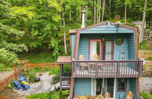 Cataloochee Ranch Ski Chalet | Close to Skiing & nestled between the Blue Ridge & Smoky Mountains~Pet Friendly!