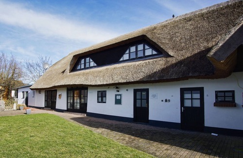 Middelhagen Apartment | Close to the sea, quiet location, use of swimming pool and sauna - Haus Büdnerstube FeWo 1