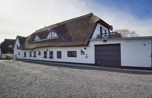 Middelhagen Apartment | Close to the sea, quiet location, use of swimming pool and sauna - Haus Büdnerstube FeWo 1