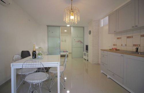Brulo Apartment | Close to the beach, air-conditioned, city center, quiet location