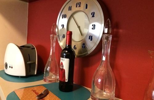 Embajadores Apartment | Close to the best museums, cute and quiet. Free wifi&calls. Max 2 guests.