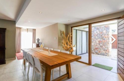 Onrus House | Close to the sea and sea path