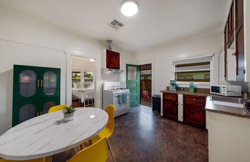 Feldman's House | Close to UofA/Stylish & Cozy/1 BR 1 BA/Porch
