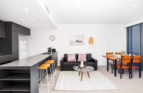 Toowong Apartment | Close to UQ + Carpark, Modern 1BR Apt w/Views