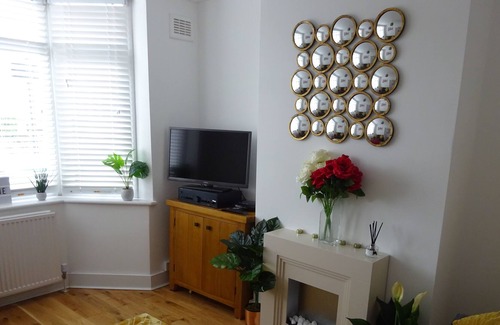 Stratford House | Close to Vibrant East Village & Westfield our Cosy 2 Bed House awaits you.