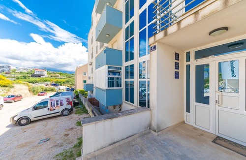 Znjan Apartment | Close to Znjan beach, spacious studio with balcony