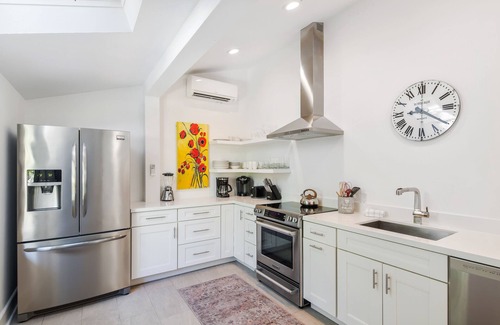 Downtown House | ~ CLOUD 9 ~ It's heaven on earth in this 3B/3BA lavish home with pool/parking