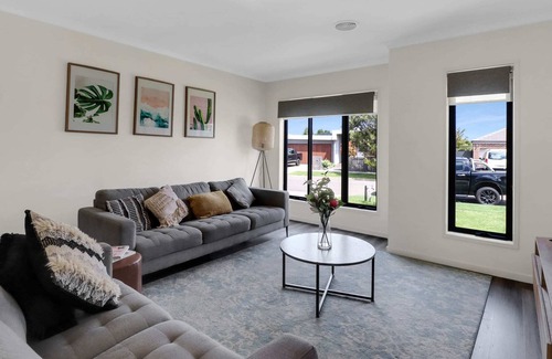 Ocean Grove House | Cluney Getaway – Cubby, Trampoline & Pet Friendly