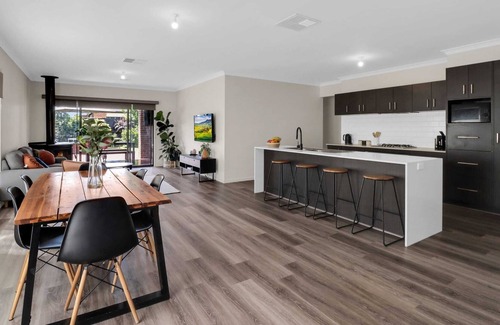 Ocean Grove House | Cluney Getaway – Cubby, Trampoline & Pet Friendly